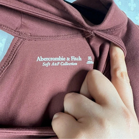 Abercrombie & Fitch NWT Brown Long Sleeve Seamless Asymmetrical Cut Out Top - Picture 3 of 6